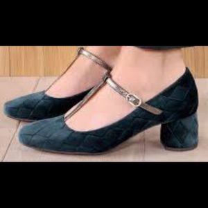 Green velvet CHIE MIHARA shoe. Size7